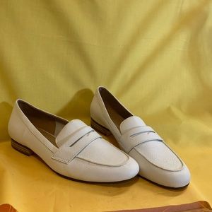 Brand New never worn 9.5 white  leatherNaturalizer loafers no original box